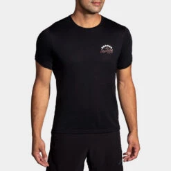 Brooks Distance Graphic Short Sleeve Men's -Wilson Tennis Club Shop 056934 013 1